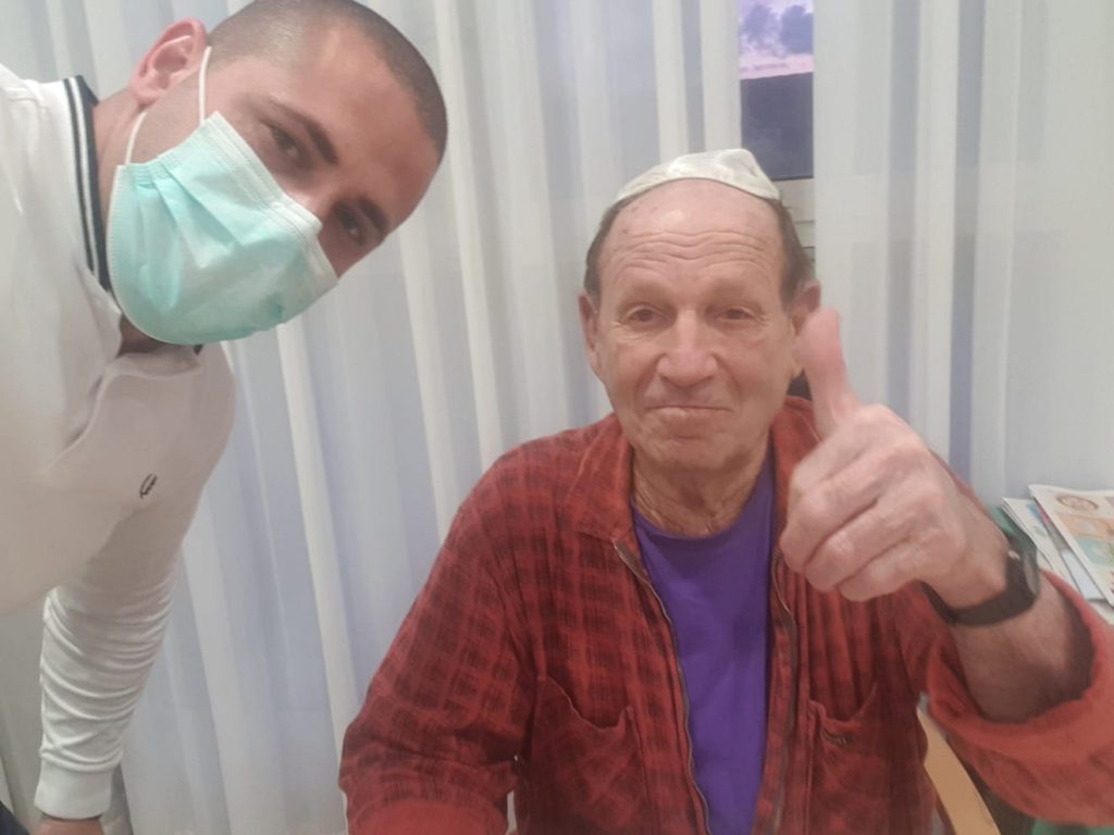 אחות גריאטרית ג'וני עבו נווה אורנים 1