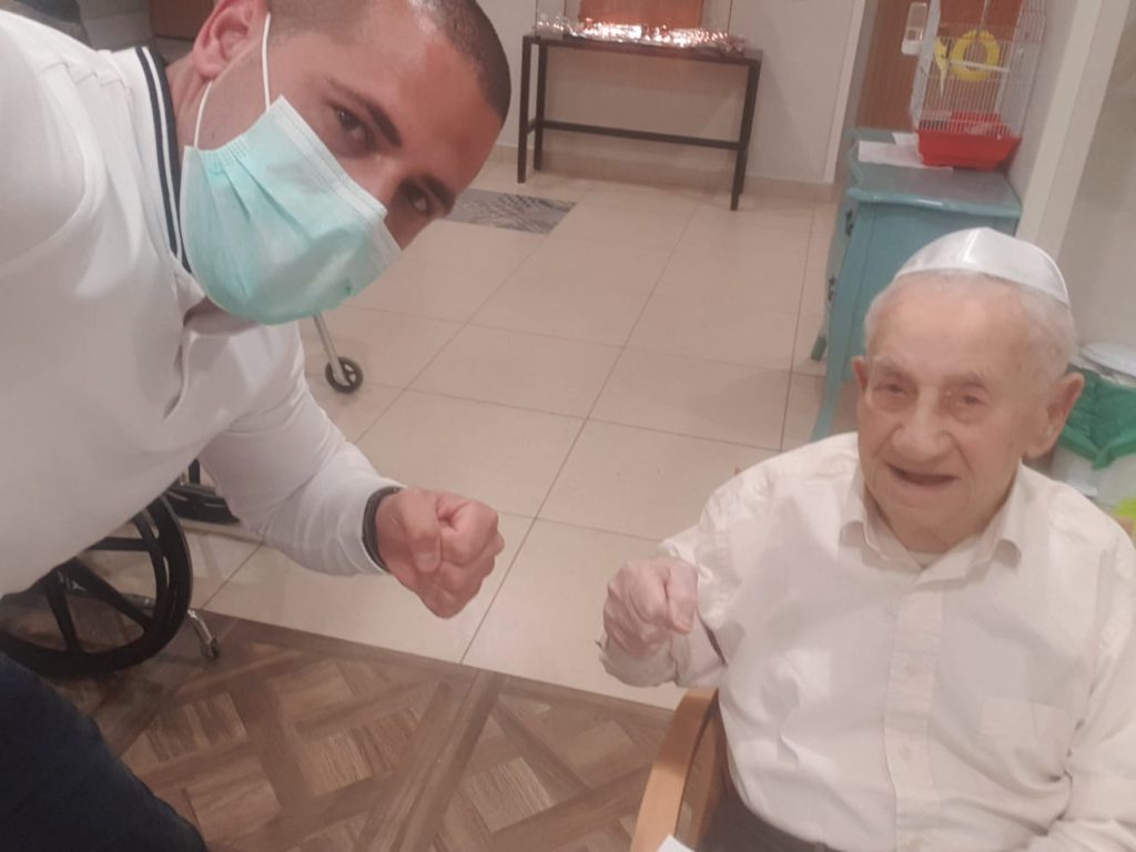 אחות גריאטרית ג'וני עבו נווה אורנים 2