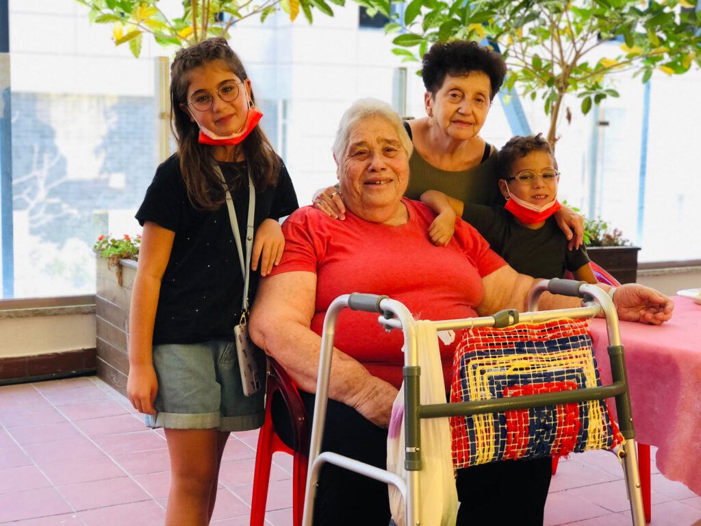 ביקור נכדים בבית אבות
