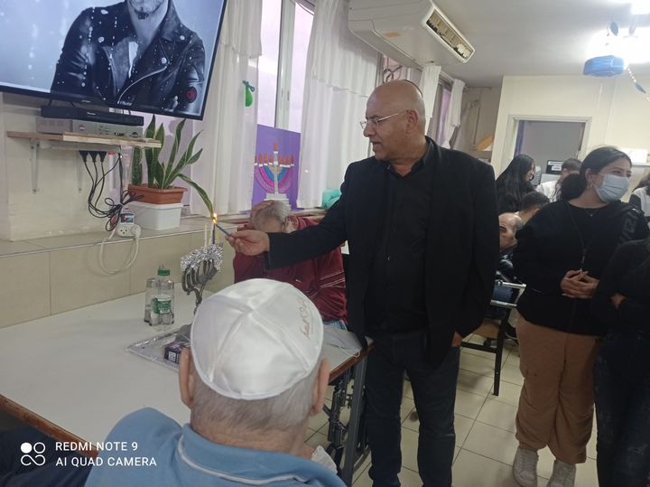 ראש המועצה, מר יואל גמליאל, הדליק בנווה אורנים נר רביעי יחד עם הדיירים. כל הכבוד!